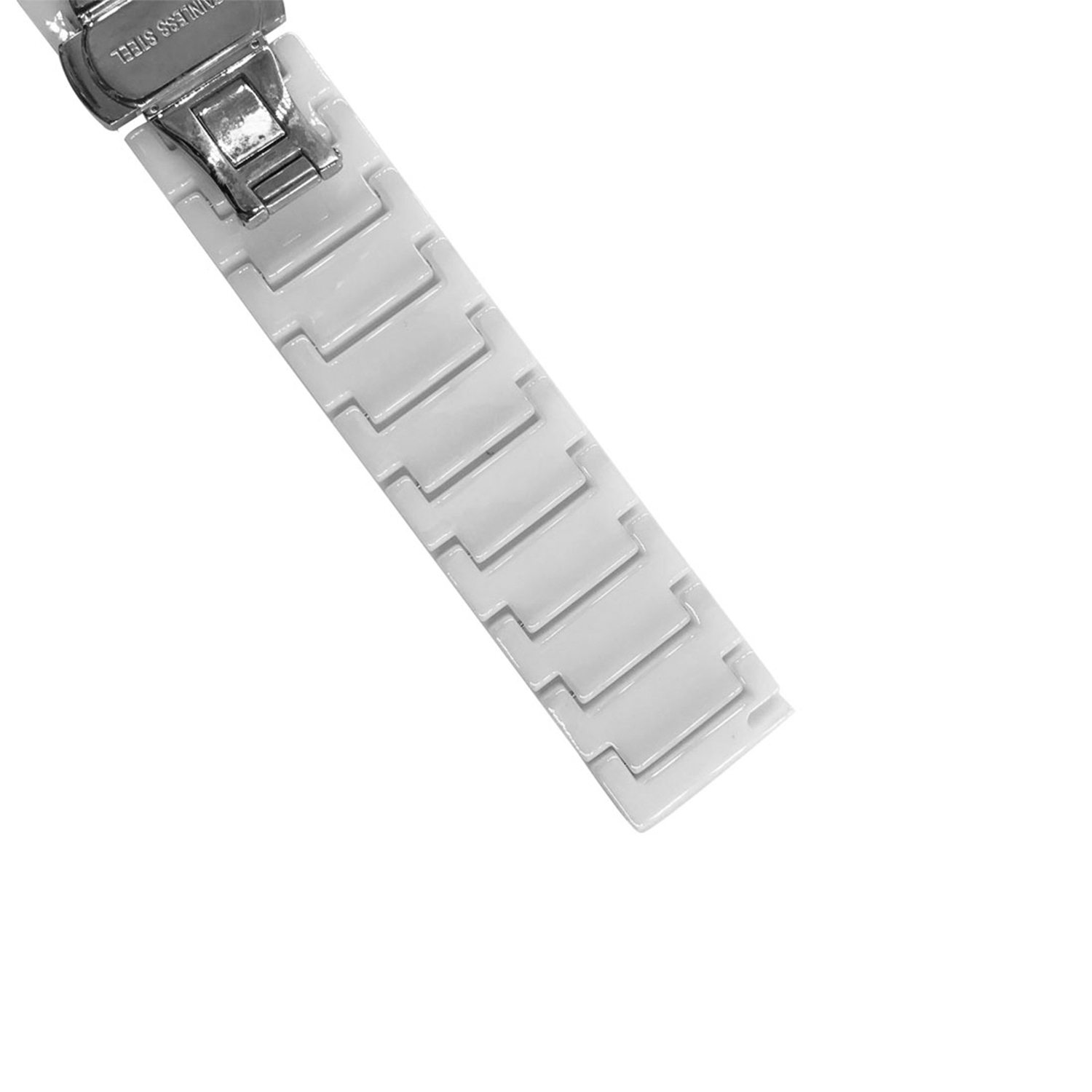 Segmento de correa de reloj de cerámica blanca con cierre plateado. Fondo blanco.