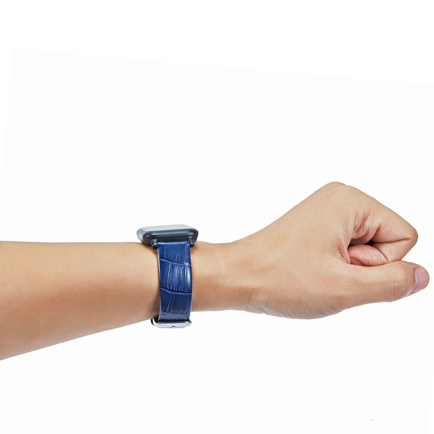 La mano de una persona que lleva una correa de reloj de cuero azul. El fondo es blanco.