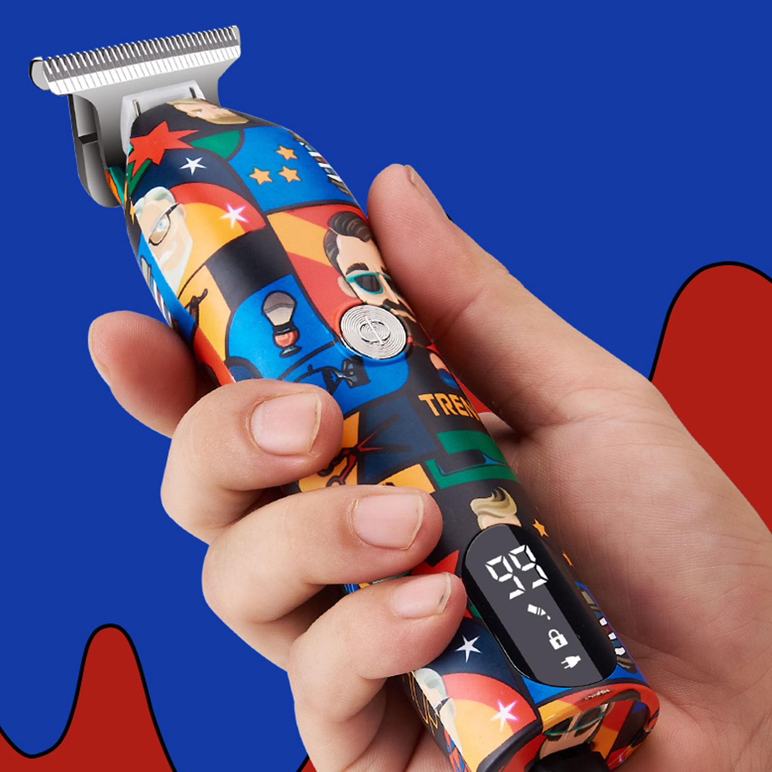 Ein farbenfroher elektrischer Haarschneider mit Design, gehalten in der Hand, auf blauem und rotem Hintergrund.