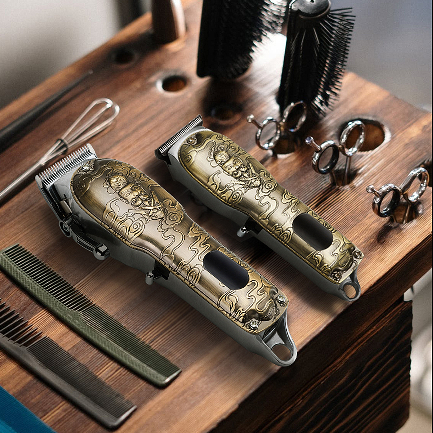 Zwei goldfarbene Haarschneidemaschinen mit kunstvollen Designs, mit Kämmen und Scheren.