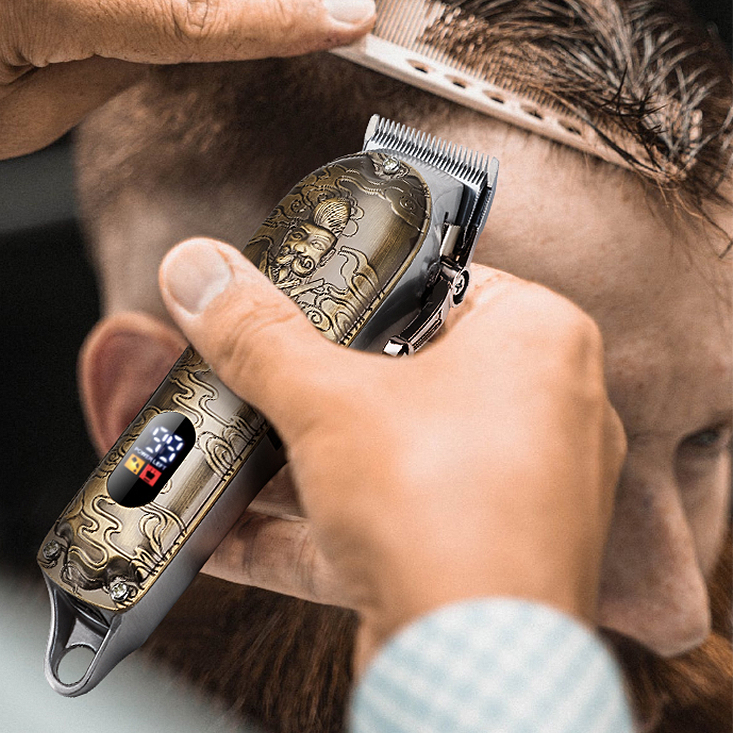 Friseur benutzt elektrische Haarschneidemaschine an einem Mann. Die Maschine hat dekoratives Design.