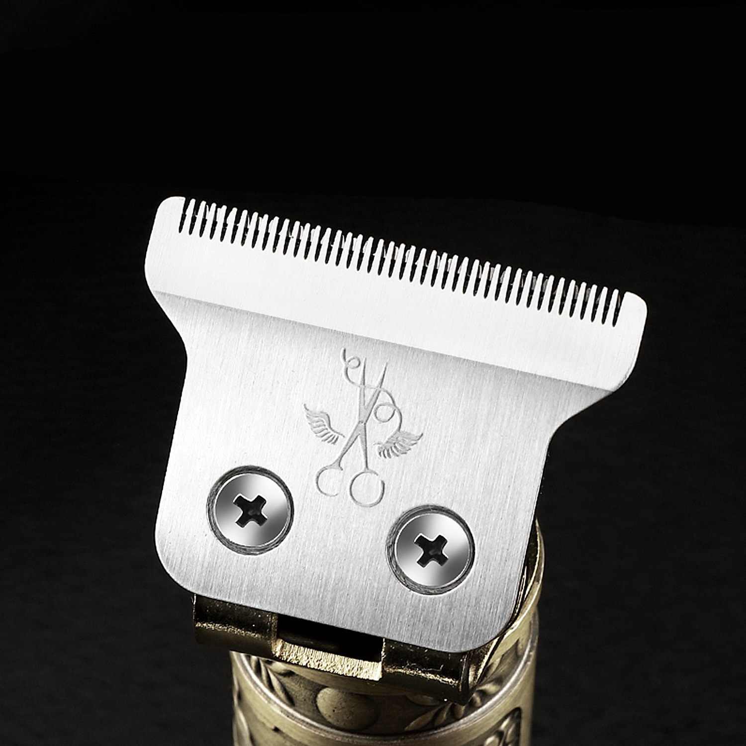 Cuchilla plateada para cortapelos con el logo de la marca y tornillos.