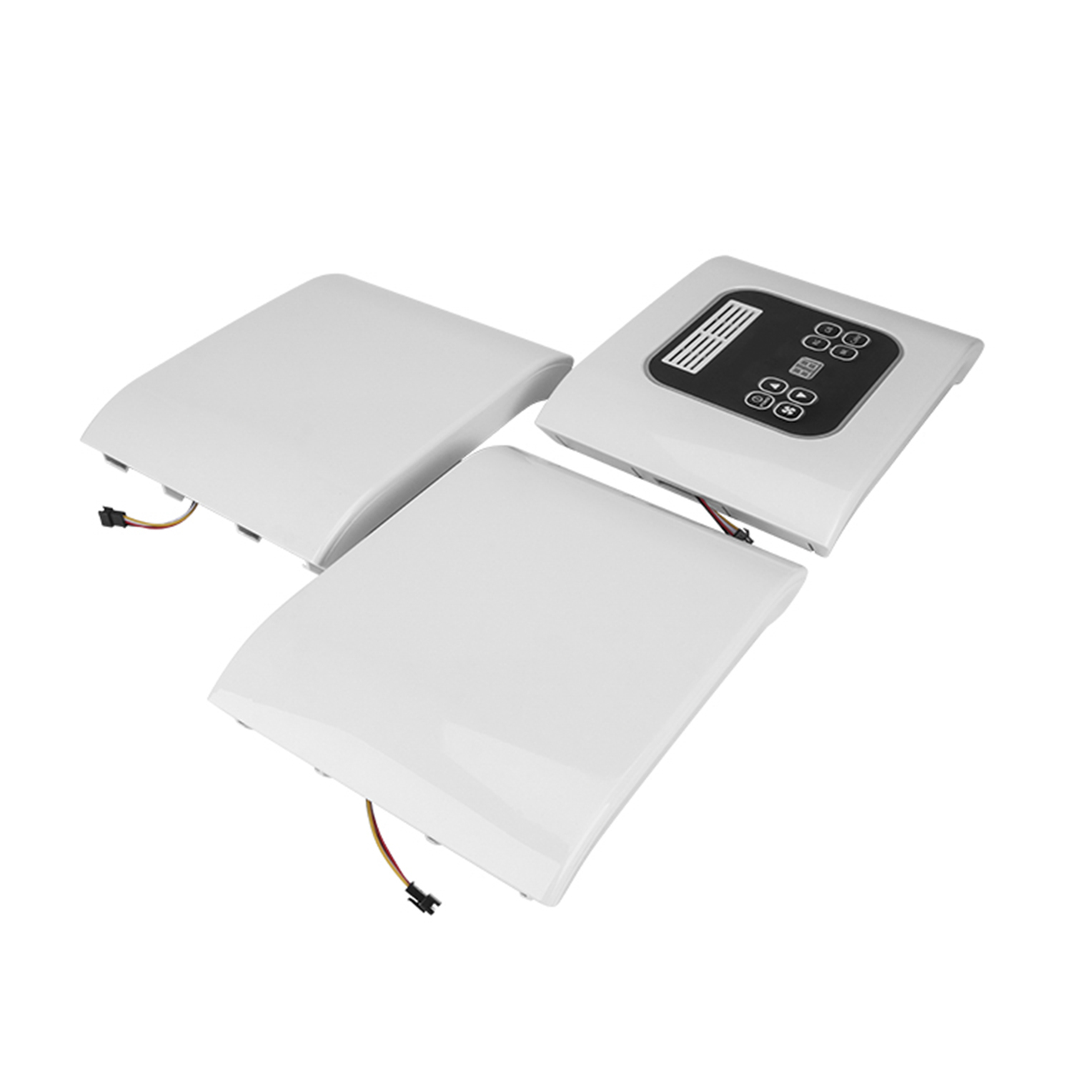 Drei weiße elektronische Paneele. Eines hat Knöpfe, die anderen sind weiß, auf weißem Tisch.