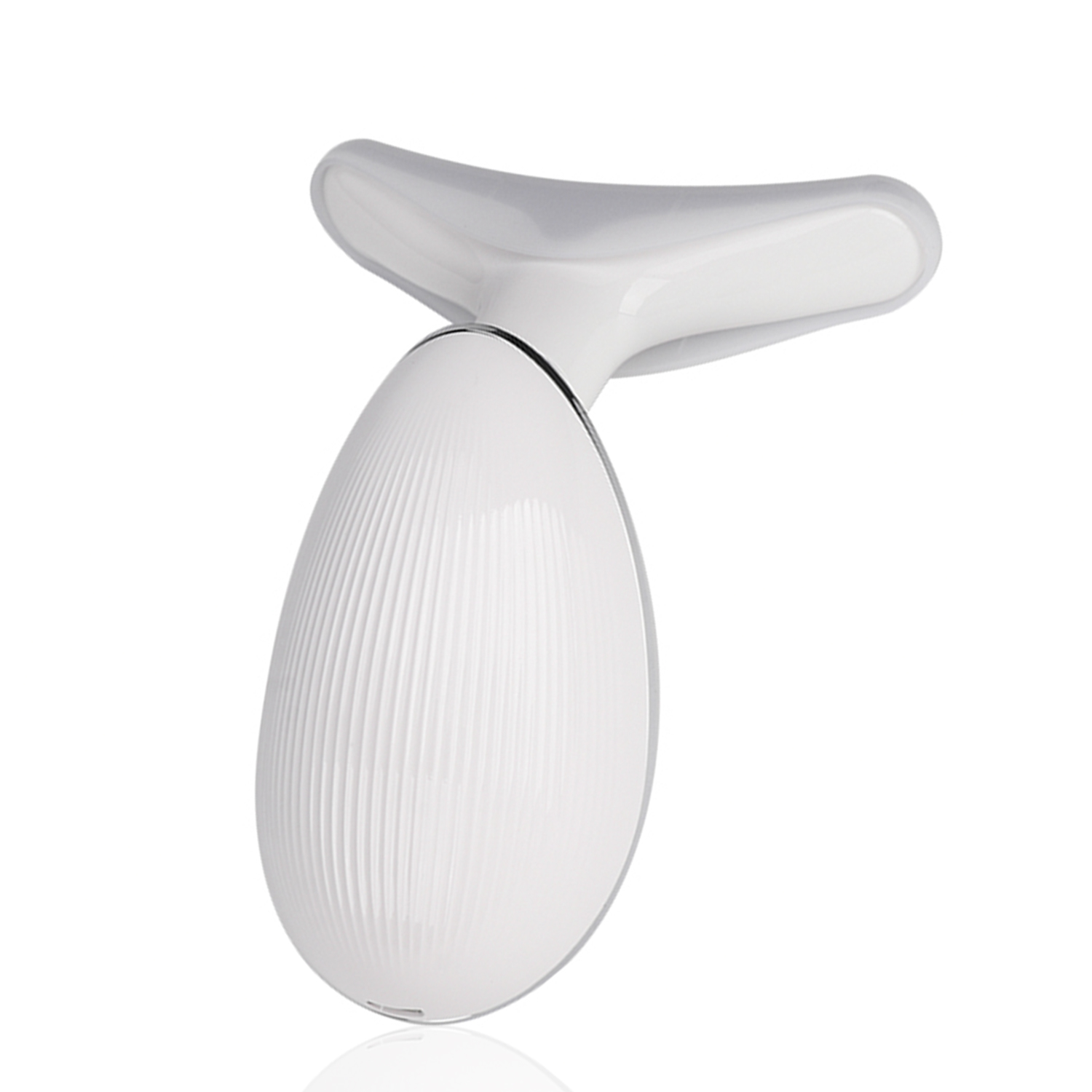 Dispositivo di bellezza bianco a forma di uovo con parte superiore curva. Ha una texture a coste e un bordo argentato.