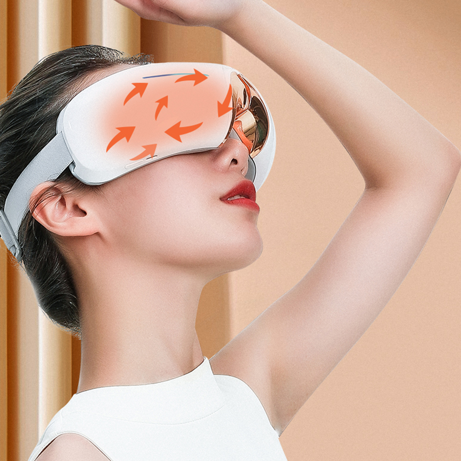Mujer usando una máscara ocular blanca con flechas naranjas.