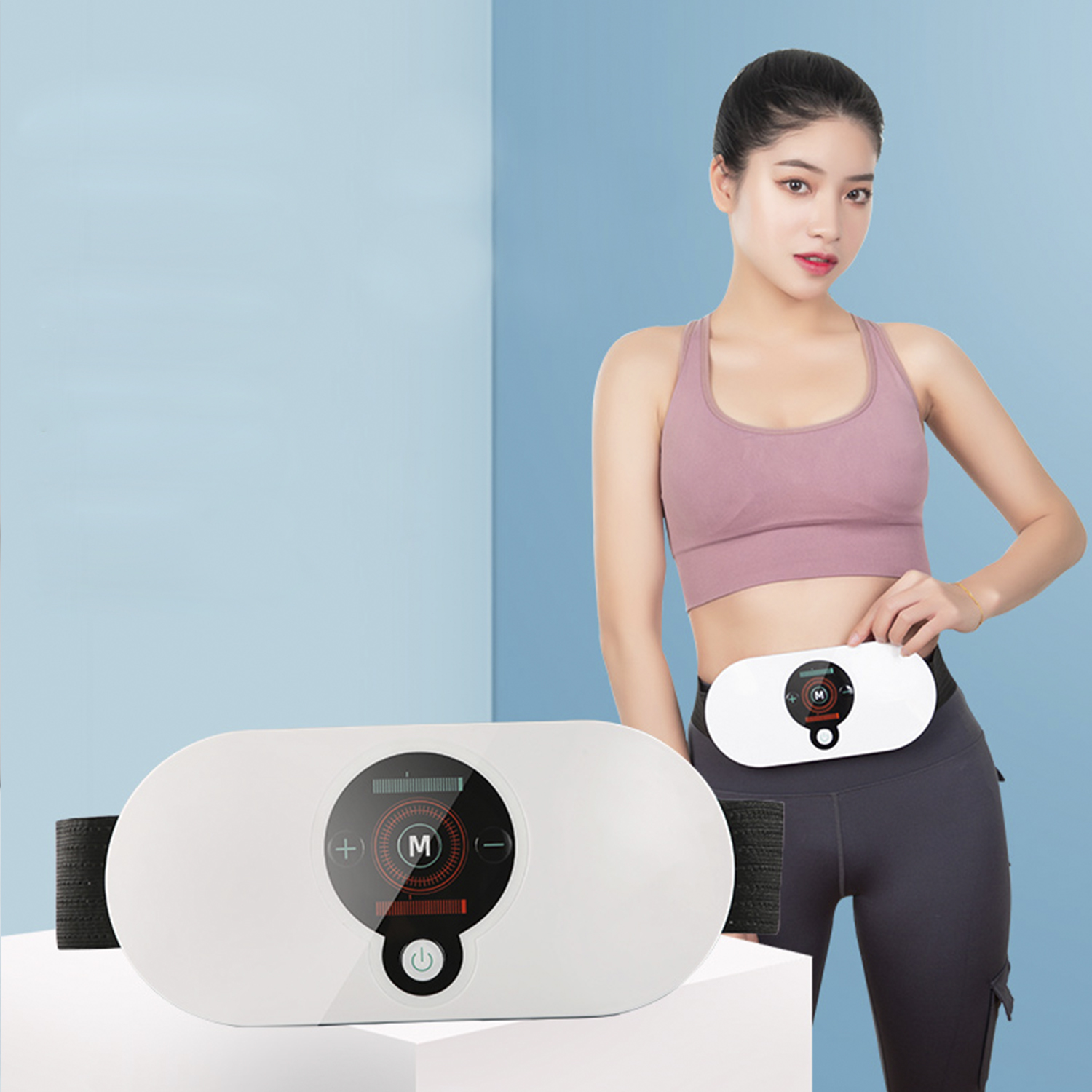 Mujer en ropa de entrenamiento sosteniendo un dispositivo EMS y usando uno en la cintura.