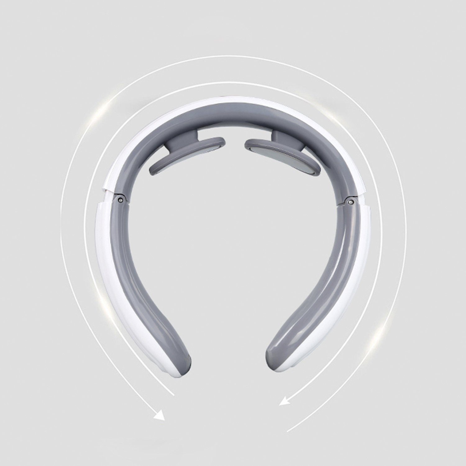 Un masajeador de cuello gris y blanco con un diseño curvo y flechas que indican la dirección del masaje.