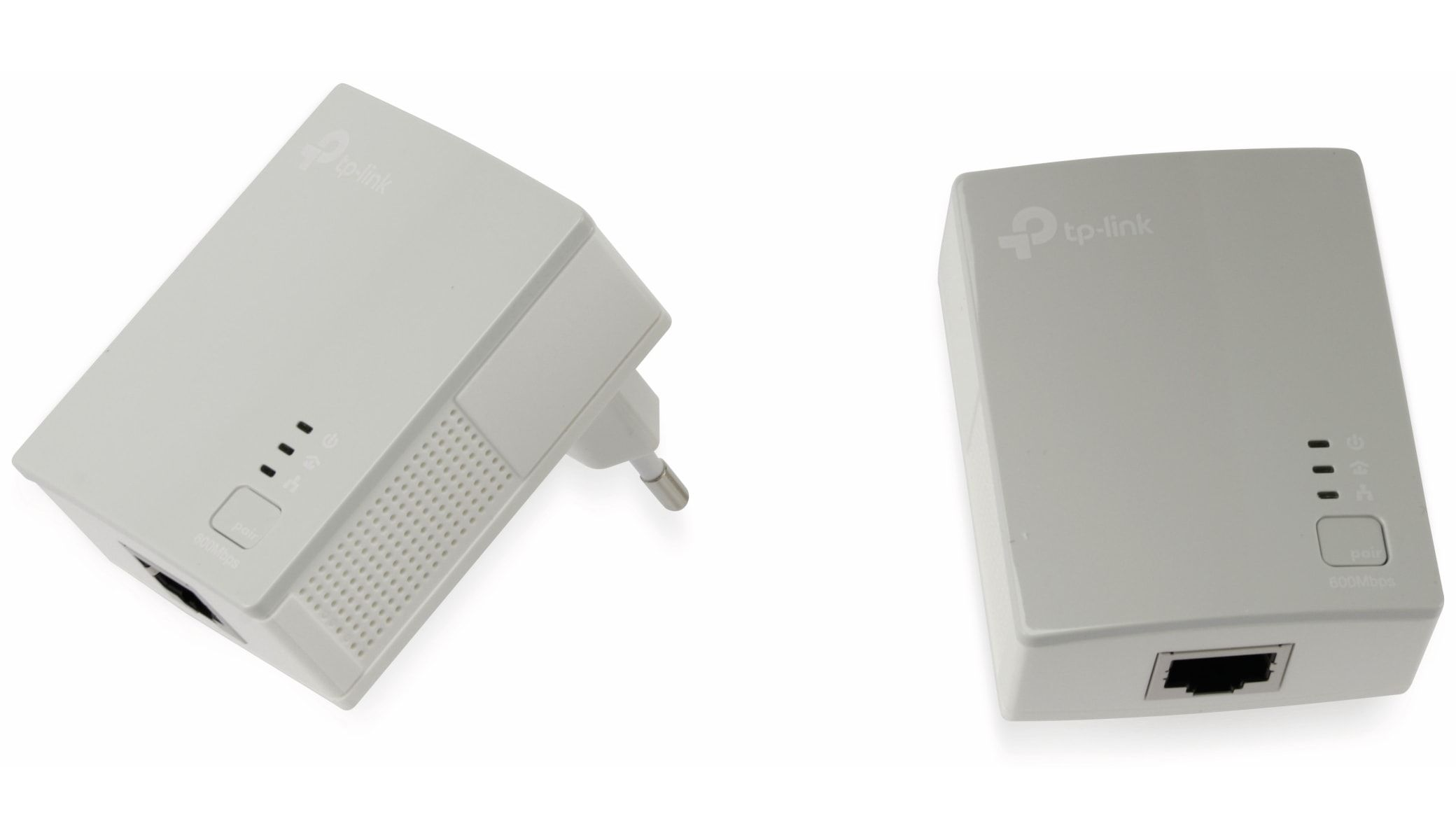 Zwei weiße TP-Link Powerline-Adapter. Der Hintergrund ist weiß.
