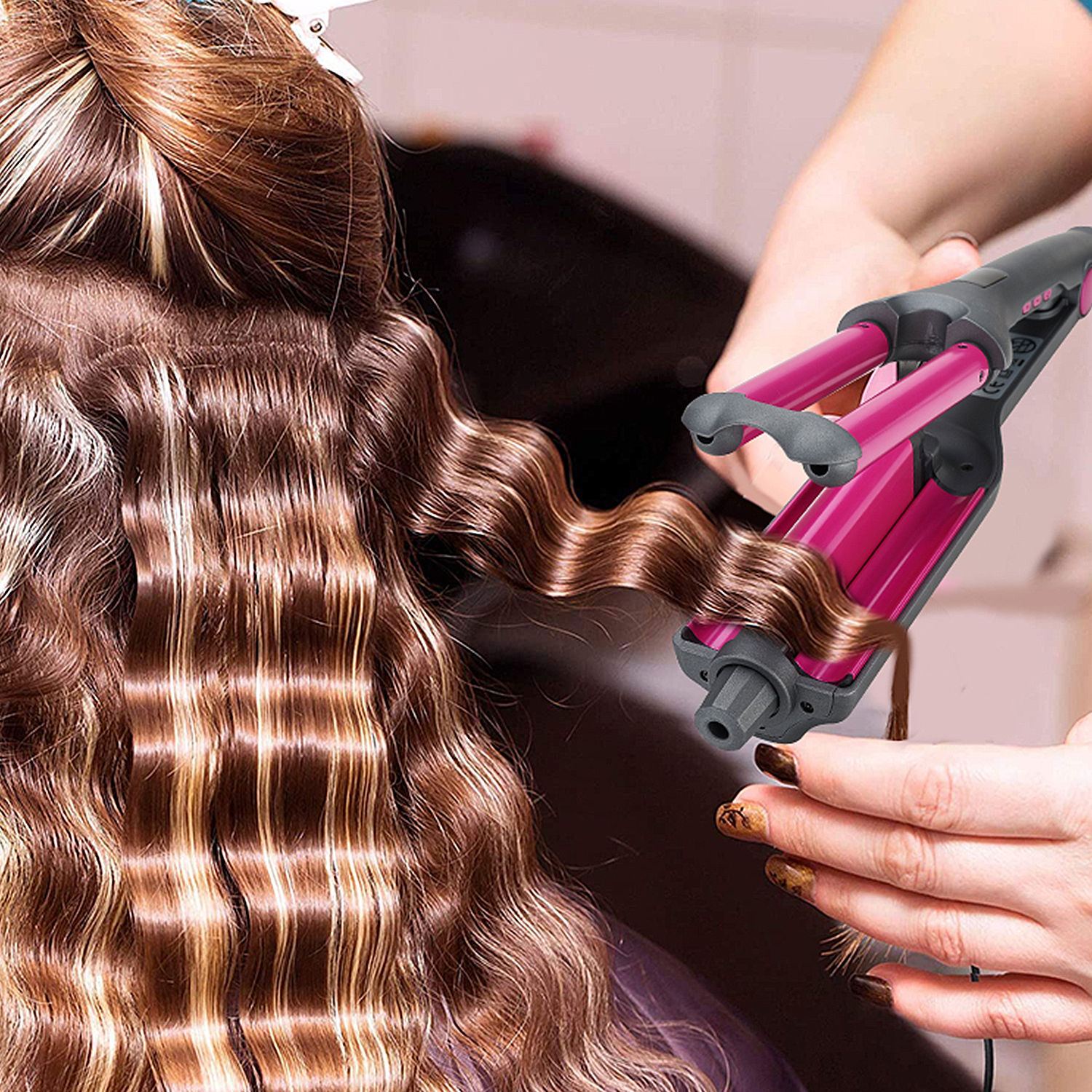 Capelli acconciati con ferro arricciacapelli rosa e nero, mostrando risultati ondulati.