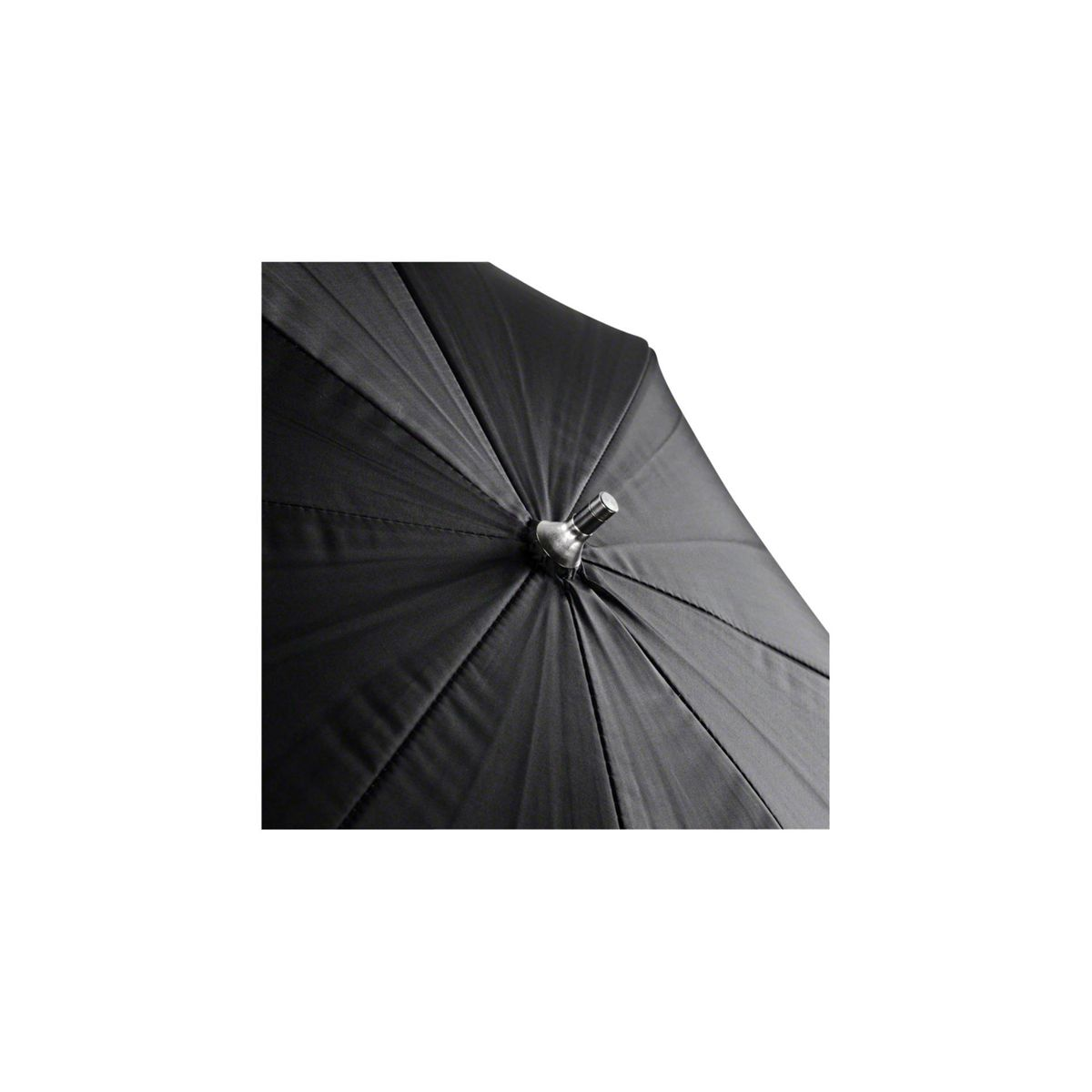 Schwarzer Regenschirm, Draufsicht, mittiger Fokus, Metallspitze. Stoff mit radialen Linien.