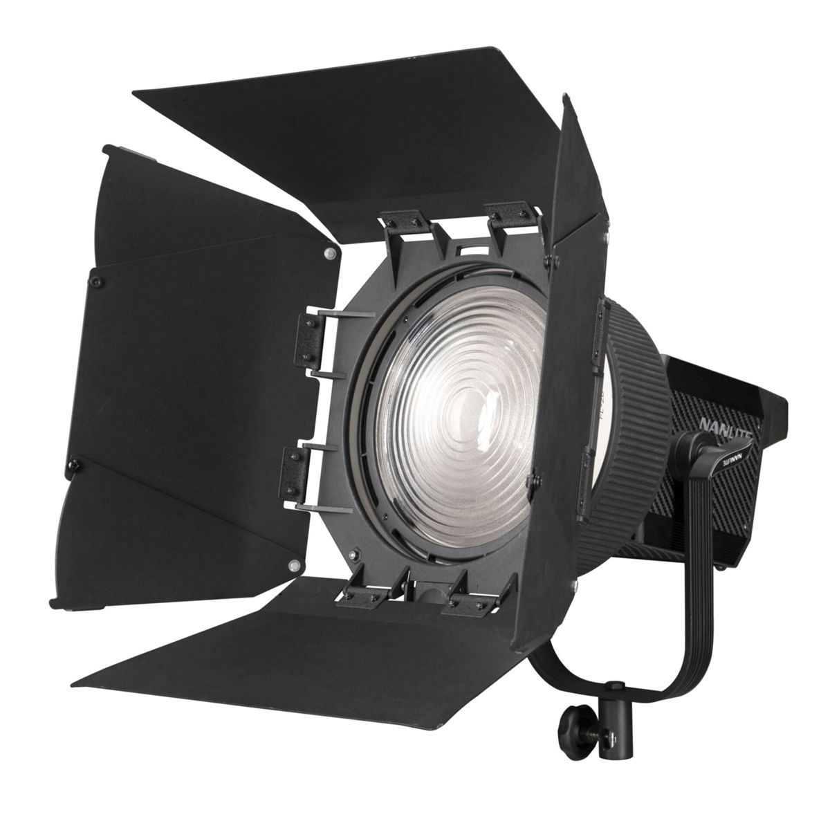 Una luce da studio nera con lente Fresnel e quattro alette aperte, isolata su sfondo bianco.