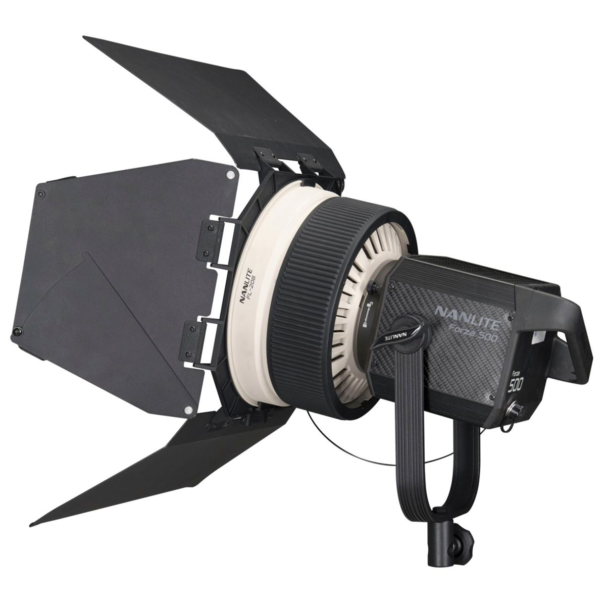 Luce da studio LED Nanlite Forza 500 nera con bandiere taglia Luce su sfondo bianco.