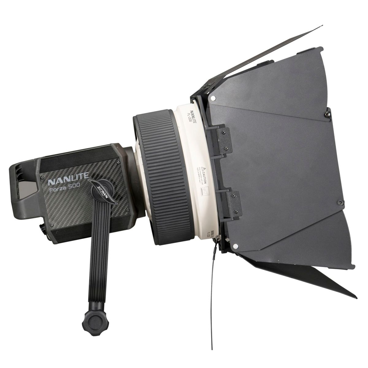 Luce LED Nanlite Forza 500 con lente Fresnel collegata e bandiere nere su sfondo bianco.