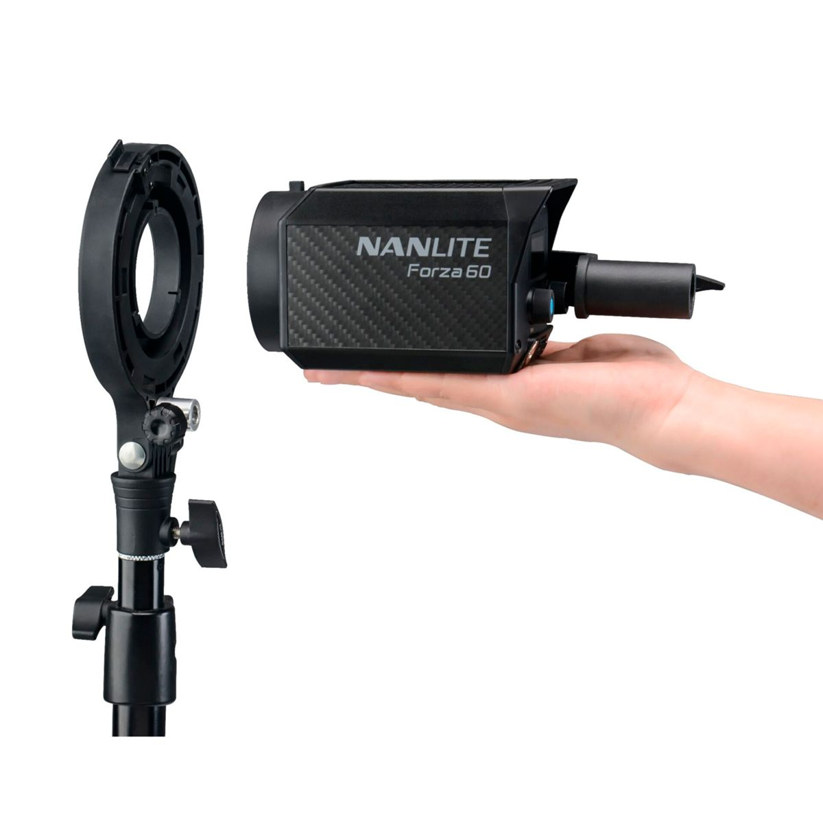 Una luce nera Nanlite Forza 60 con una maniglia è tenuta da una mano, accanto a un supporto per la luce.