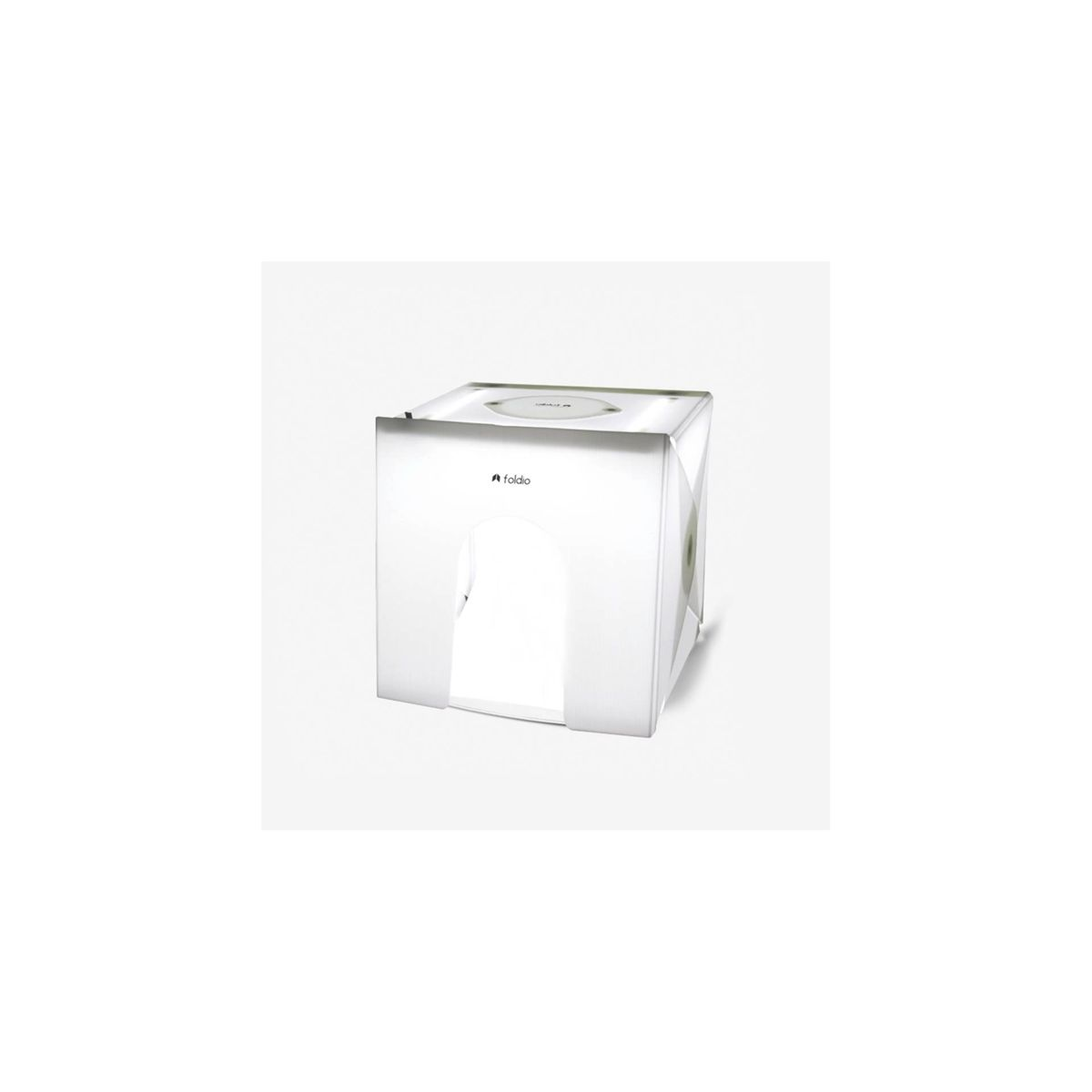 Cubo de estudio fotográfico blanco con un lado abierto y un logotipo. Iluminación brillante.