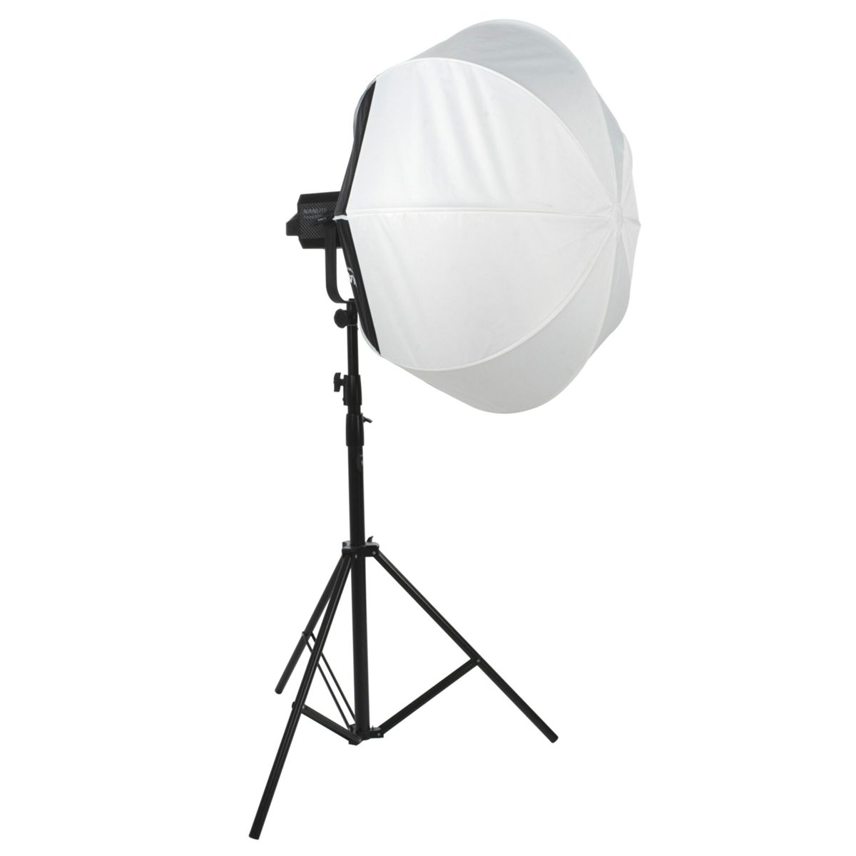 Una grande softbox bianca con treppiede nero su sfondo bianco.
