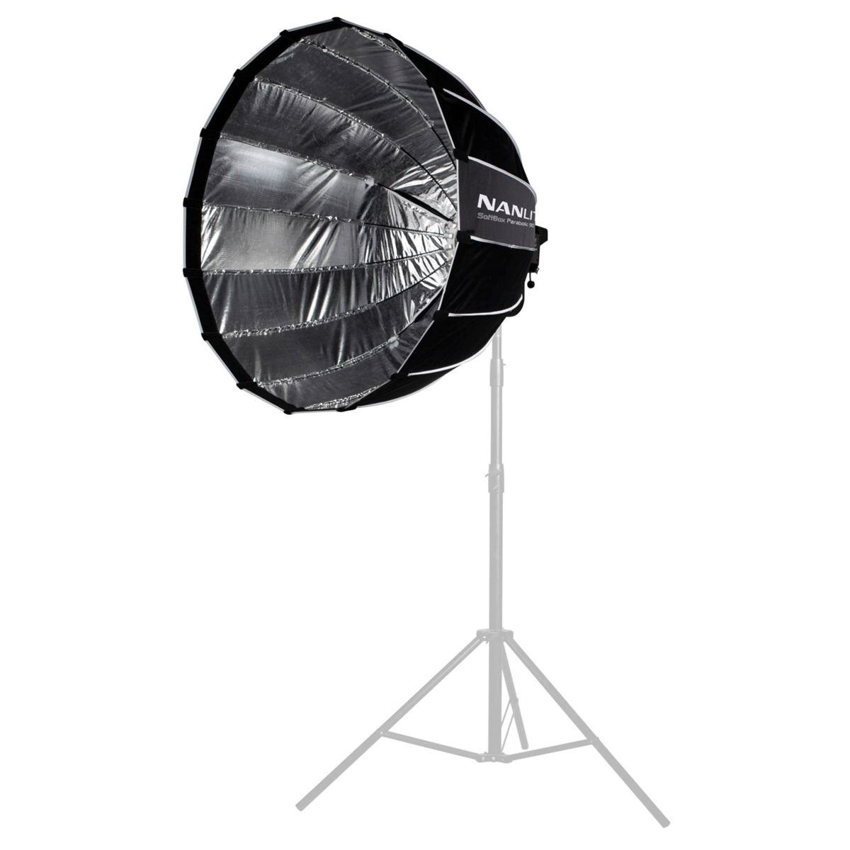 Un softbox parabolico Nanlite nero con interno argentato montato su un cavalletto grigio su sfondo bianco.
