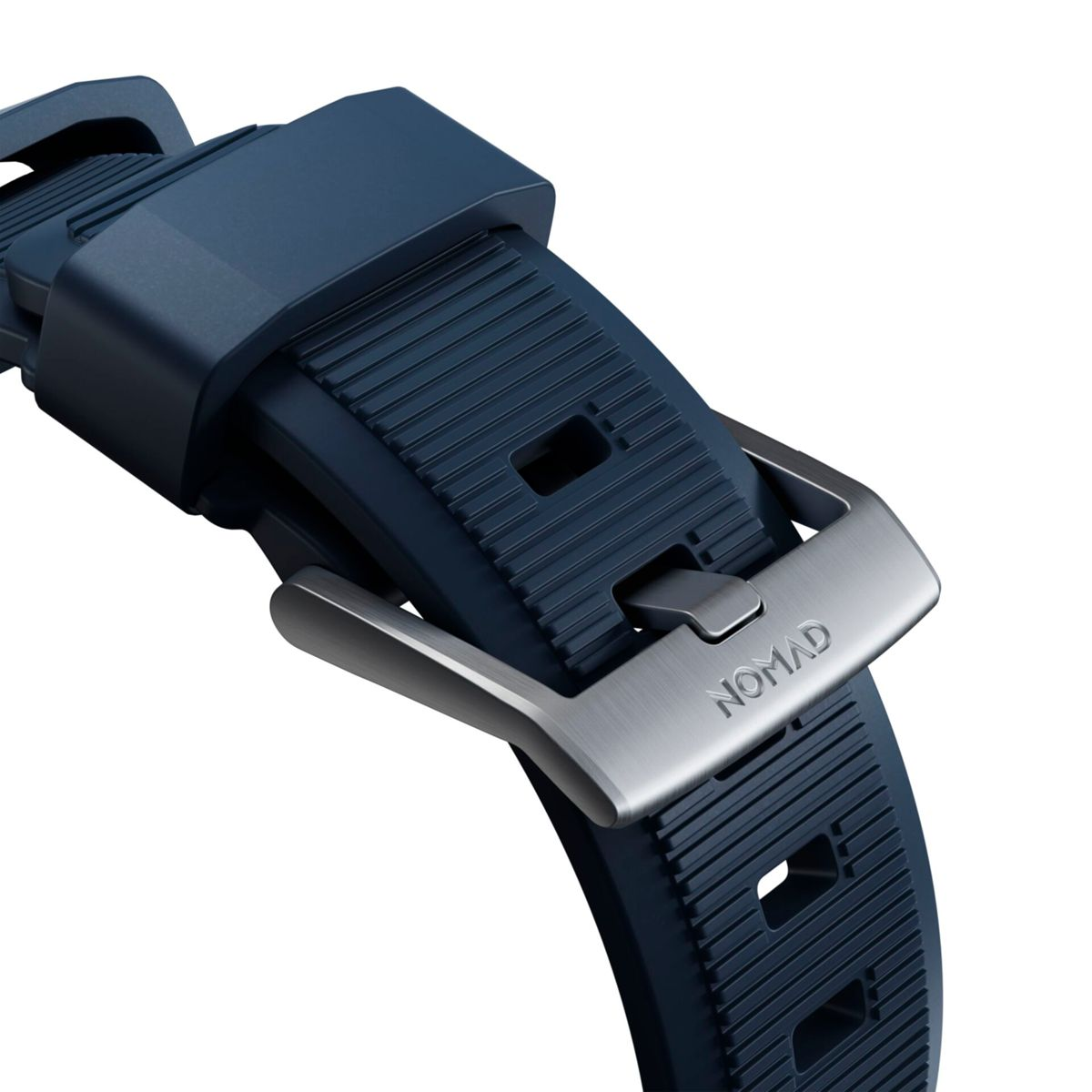 Nahaufnahme eines blauen Uhrenarmbands mit einer NOMAD-Metallschließe.