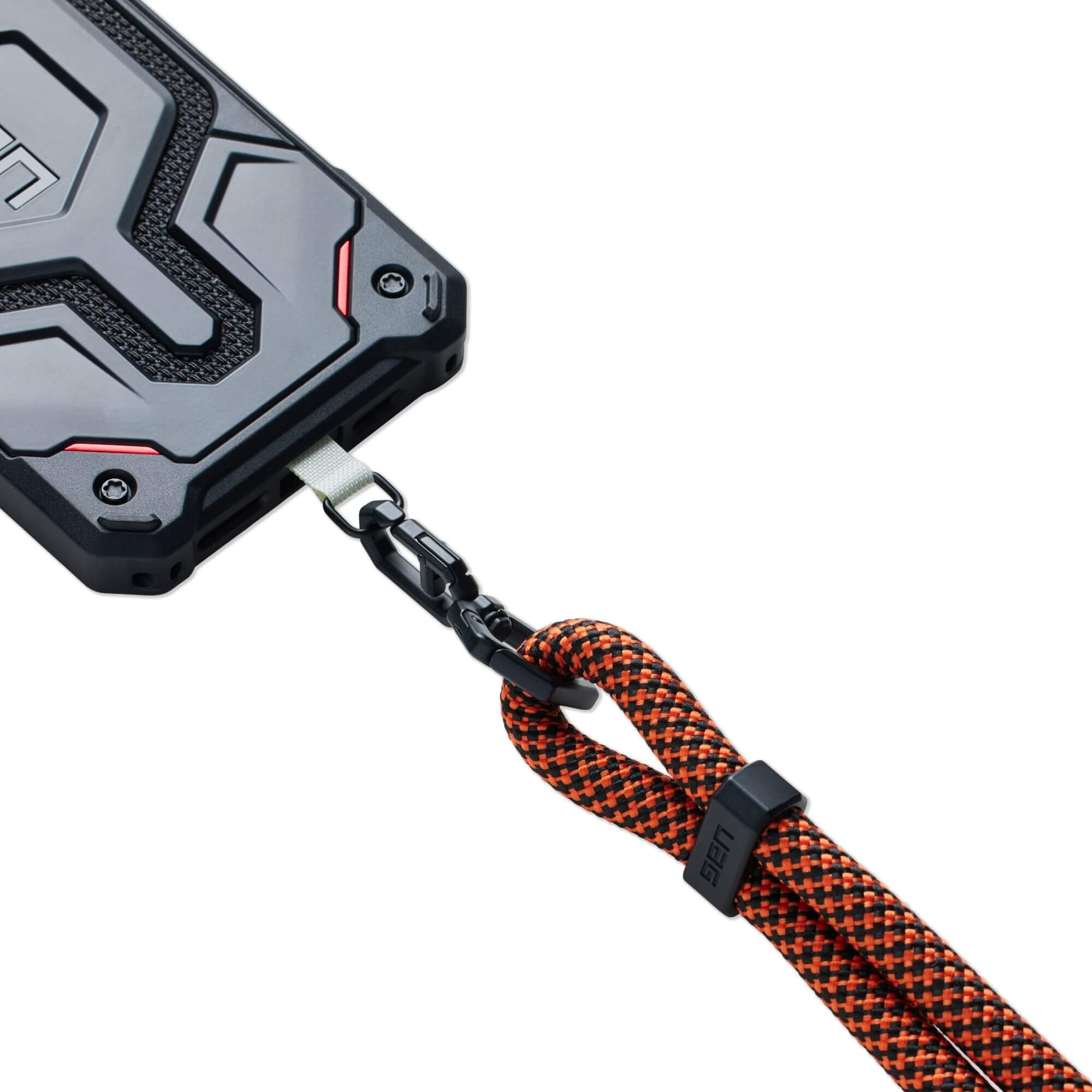 Nahaufnahme einer Handyhülle mit angebrachtem Lanyard. Hülle ist schwarz mit orangefarbenen Akzenten und Lanyard.