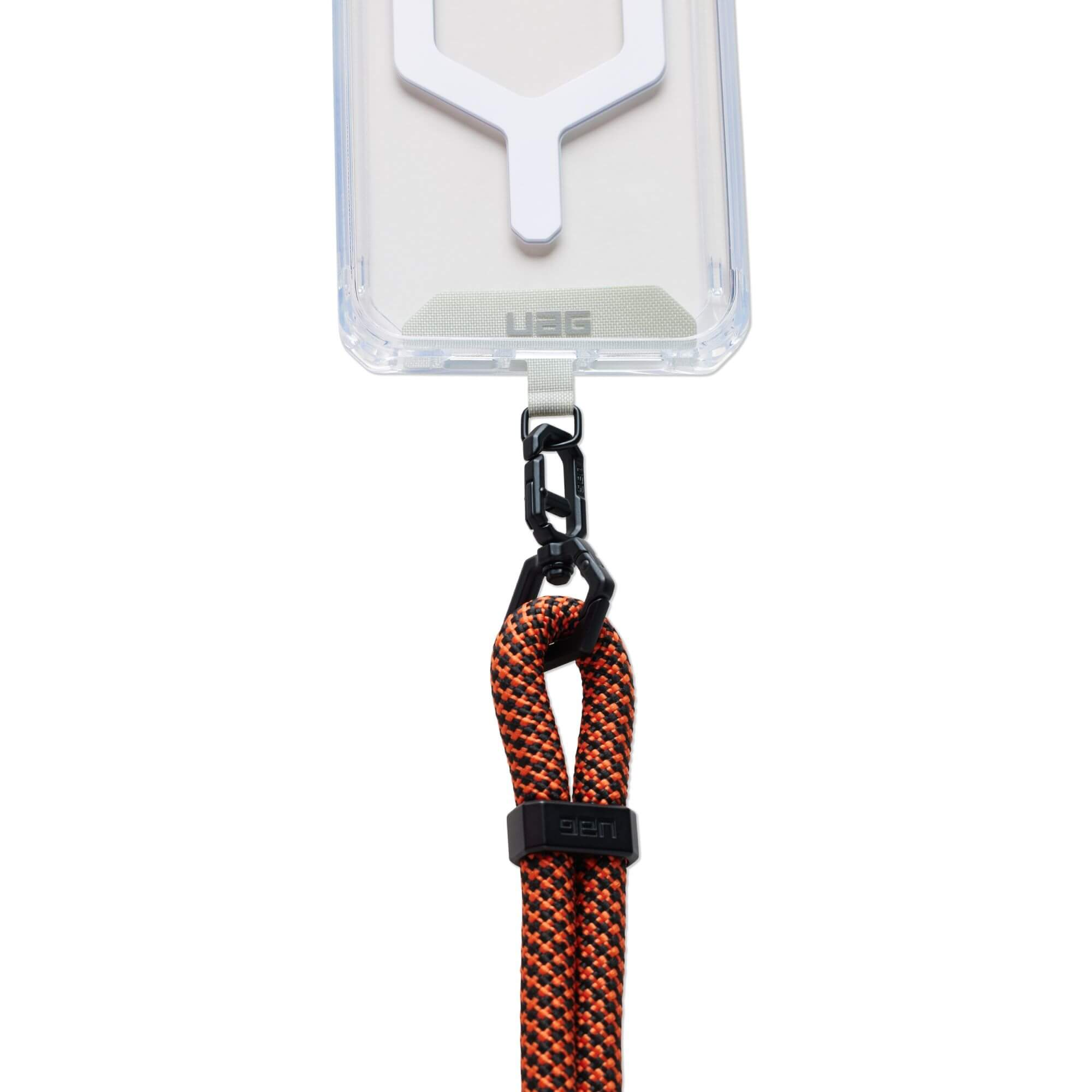 Transparente Handyhülle mit schwarzem und orangefarbenem Lanyard. Weißer Hintergrund.
