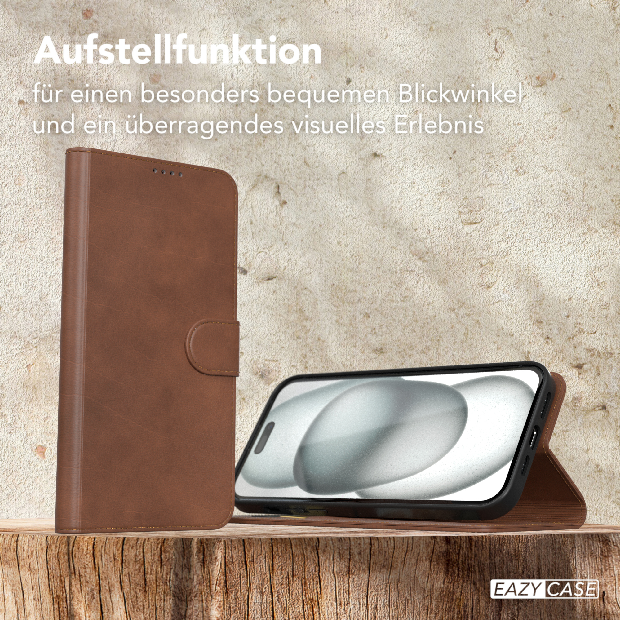 Eine braune Leder-Handyhülle mit dem Telefon darin. Die Handyhülle ist auf einer Holzoberfläche aufgestellt.