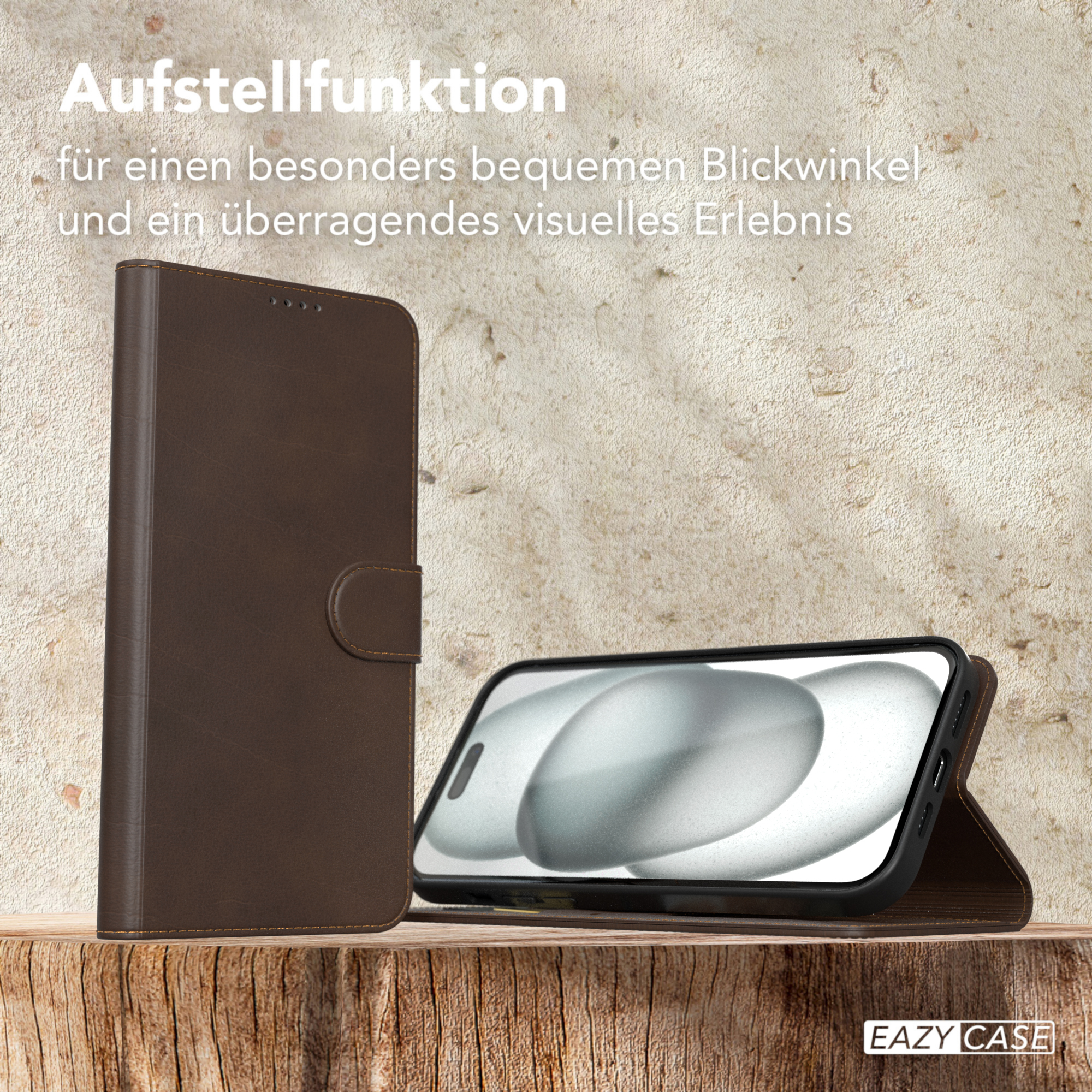 Eine braune Leder-Handyhülle mit einem Telefon darin. Die Hülle ist geöffnet und steht auf einer Oberfläche.