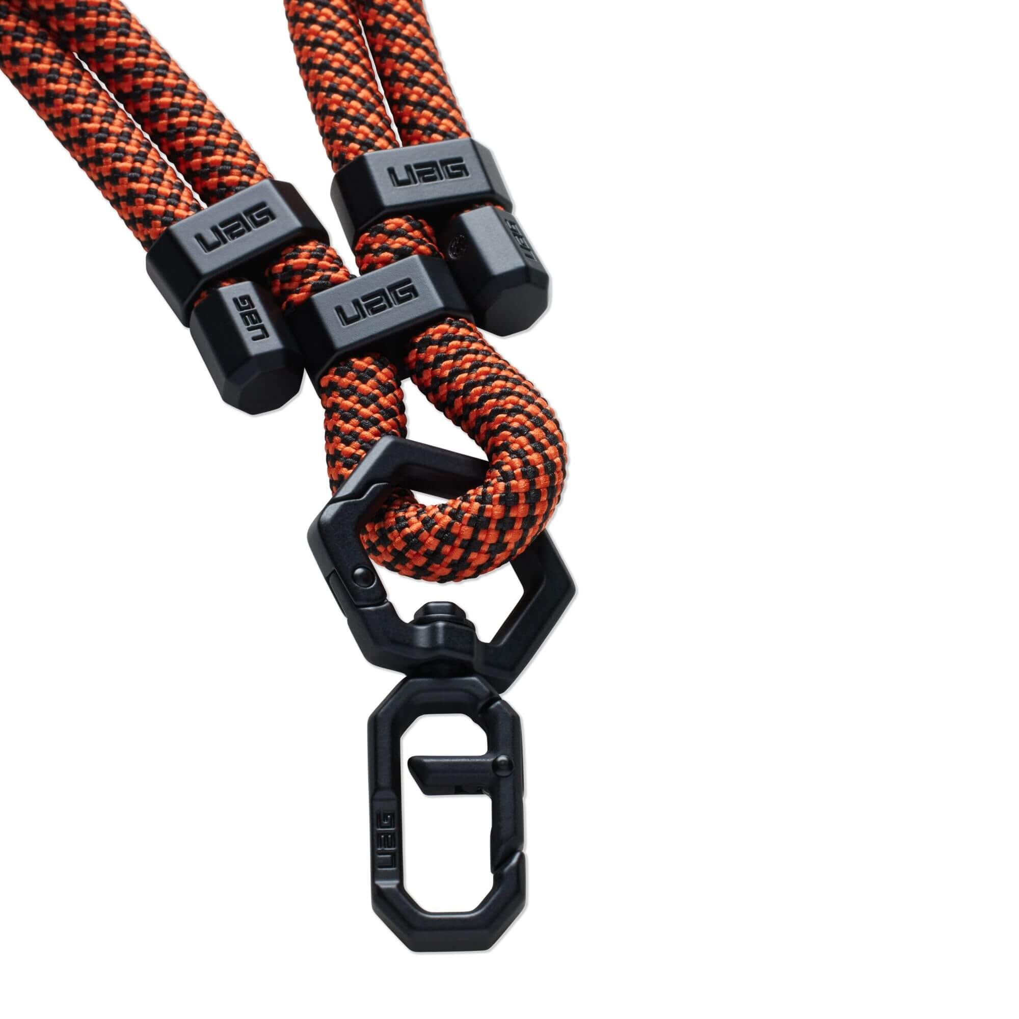 Schwarz-oranges Seil mit schwarzen Clips und einem schwarzen Karabiner. Weißer Hintergrund, Nahaufnahme.