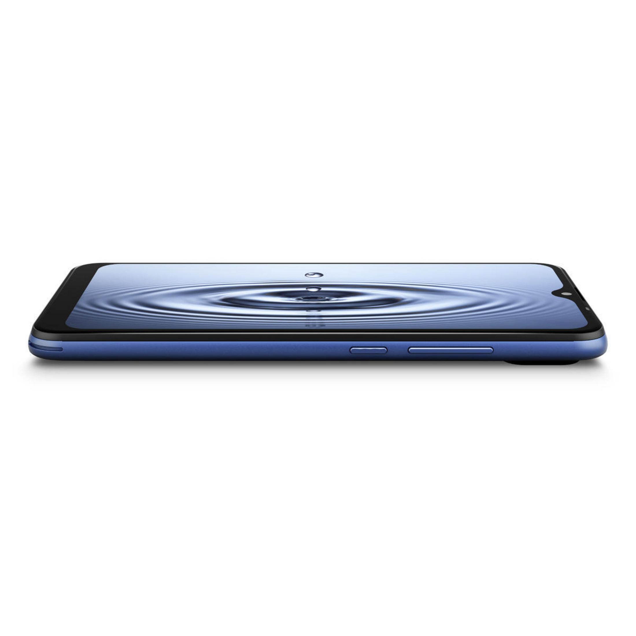 Blaues Smartphone auf Weiß. Wassertropfen erzeugt Wellen. Telefon ist zentriert, leicht abgewinkelt.