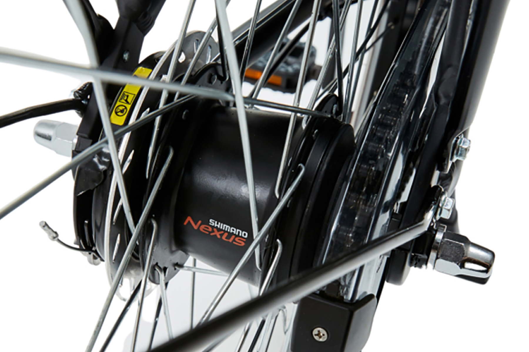 Das Hinterrad eines Fahrrads mit Shimano Nexus Nabe, Speichen und Kette sichtbar.