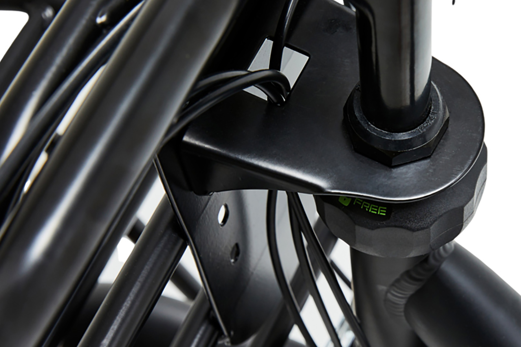 Nahaufnahme eines schwarzen Fahrradteils mit Drähten und einer Metallhalterung, auf weißem Hintergrund.