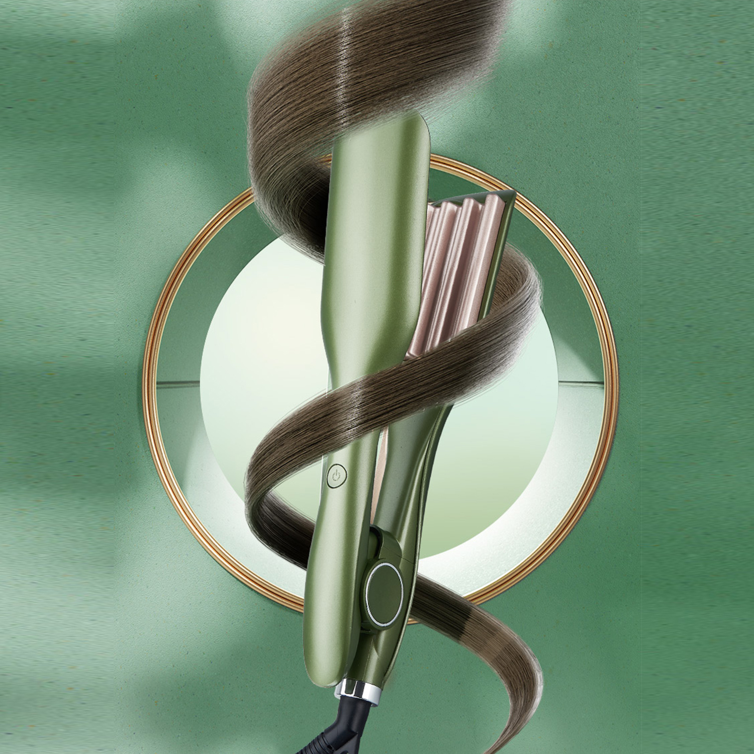 Piastra per capelli verde con capelli castani avvolti, su sfondo verde.