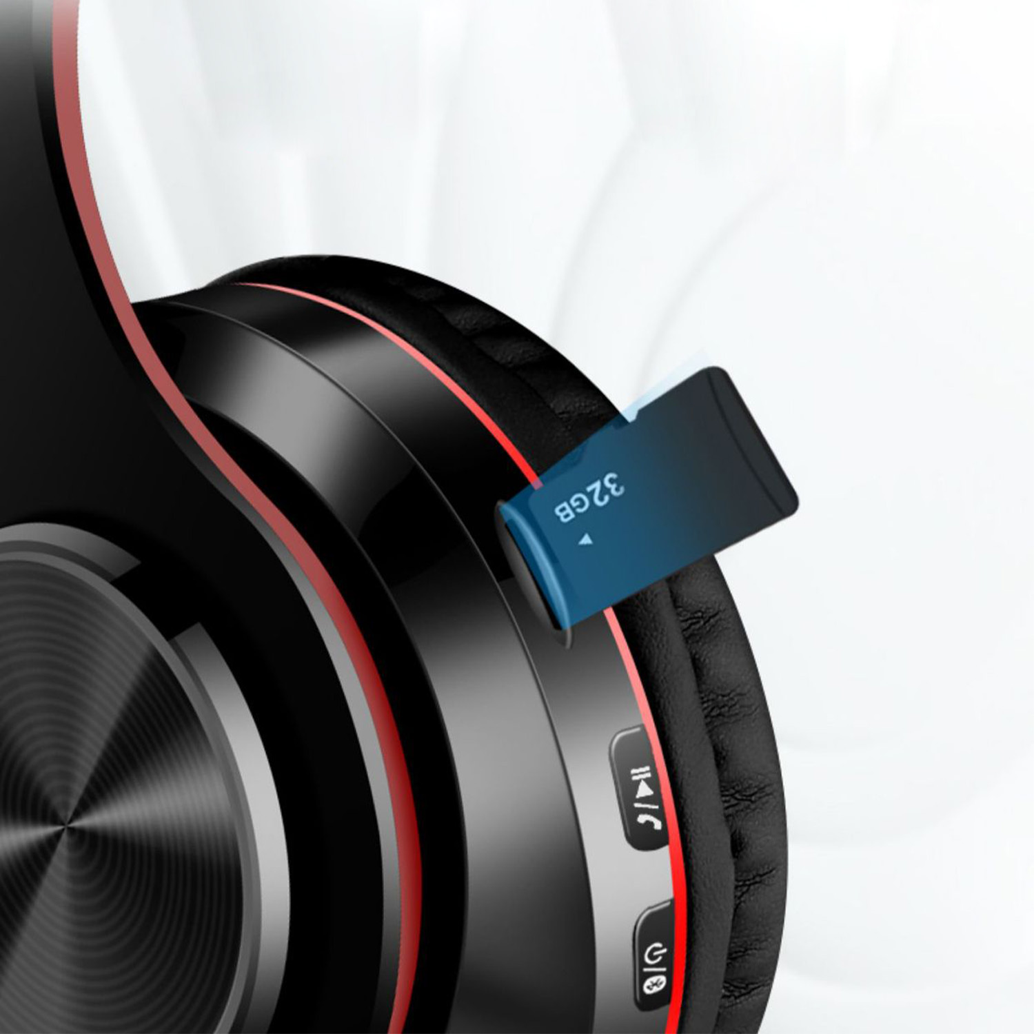 Cuffie nere con accento rosso, con scheda SD da 32 GB inserita.