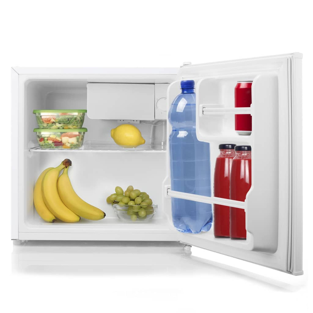 Min nevera con alimentos dentro: plátanos, uvas, un limón y botellas.