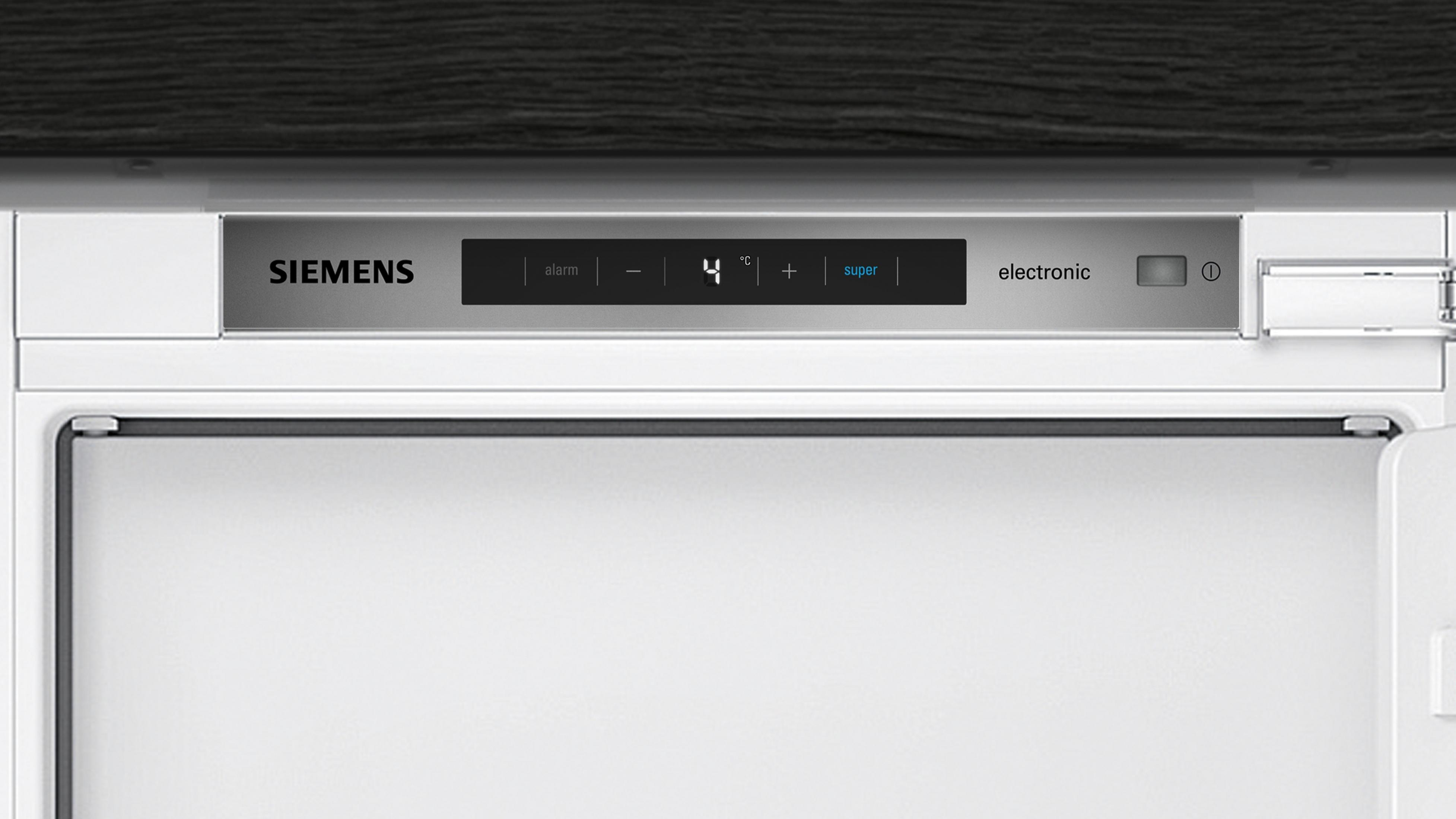 Nahaufnahme eines Kühlschrankbedienfelds mit Siemens-Logo, Temperaturanzeige und Steuertasten.