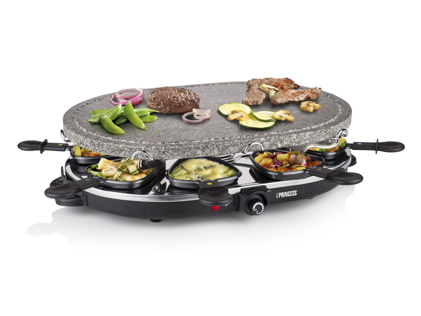 Raclette-Grill mit Steinplatte und Pfannen mit Essen, bereit zum Kochen. Weißer Hintergrund.