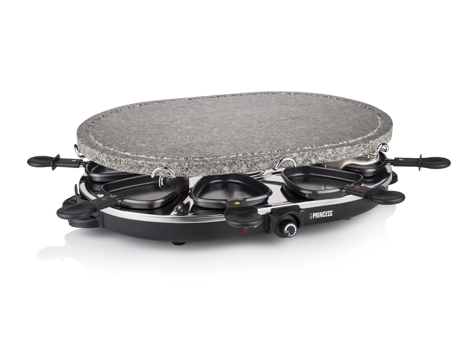 Ovale Raclette-Grill mit Steinplatte, schwarzen Griffen und kleinen Pfannen, auf weißem Hintergrund.