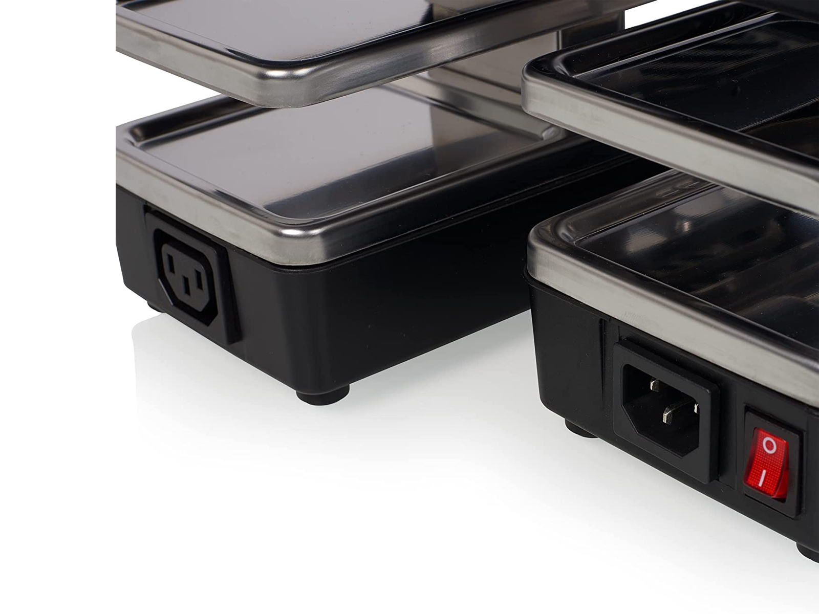 Primo piano di un elettrodomestico con porte di alimentazione e connessione. Sfondo bianco.