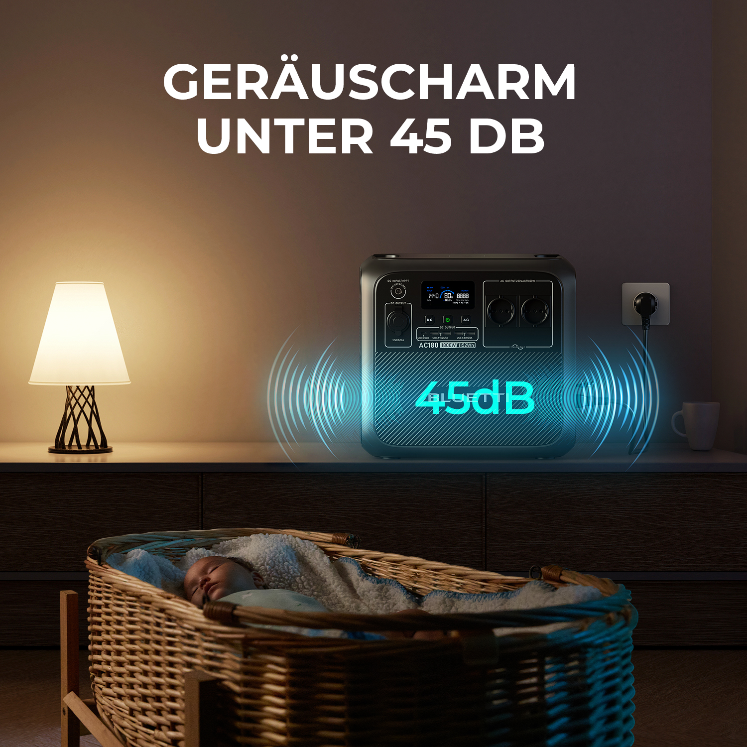 Schwarzes Kraftwerk auf Holzoberfläche. Im Hintergrund ein Kinderbett mit Baby. Text: 'GERÄUSCHARM UNTER 45 DB'.