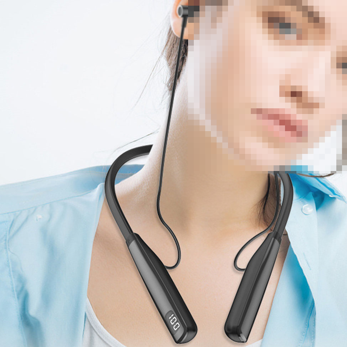 Frau mit schwarzem Nackenbügel-Headset, unscharfem Hintergrund, Digitalanzeige.
