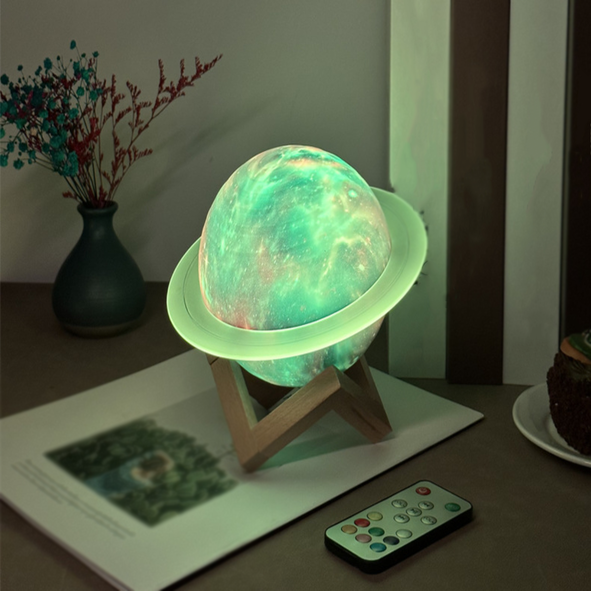 Eine planetenförmige Lampe mit Holzständer und Fernbedienung, die auf einem Tisch steht.