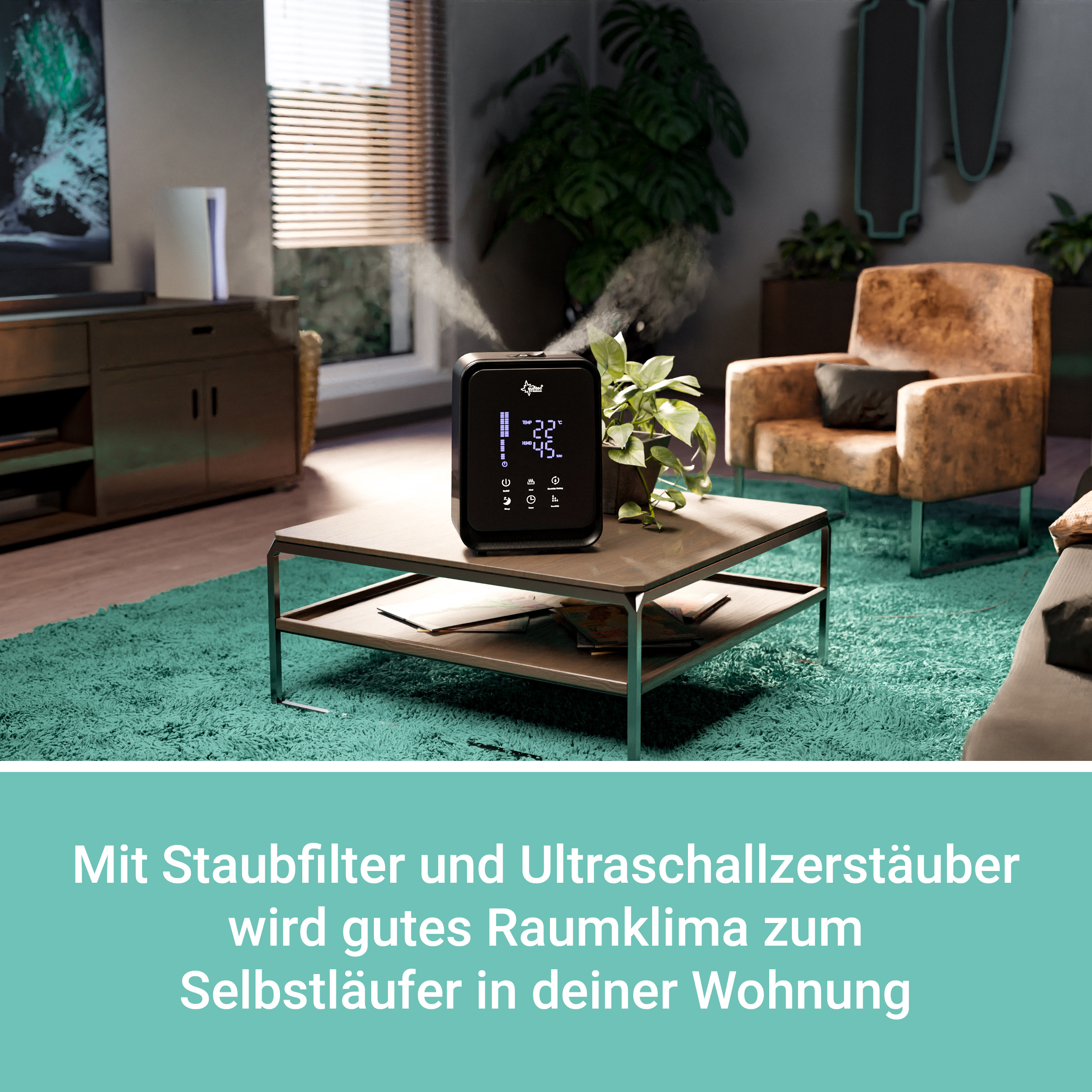 Schwarzer Luftbefeuchter auf Tisch. Pflanzen, Sofa und Dekorationen im Hintergrund. Gerät zeigt Temperatur.