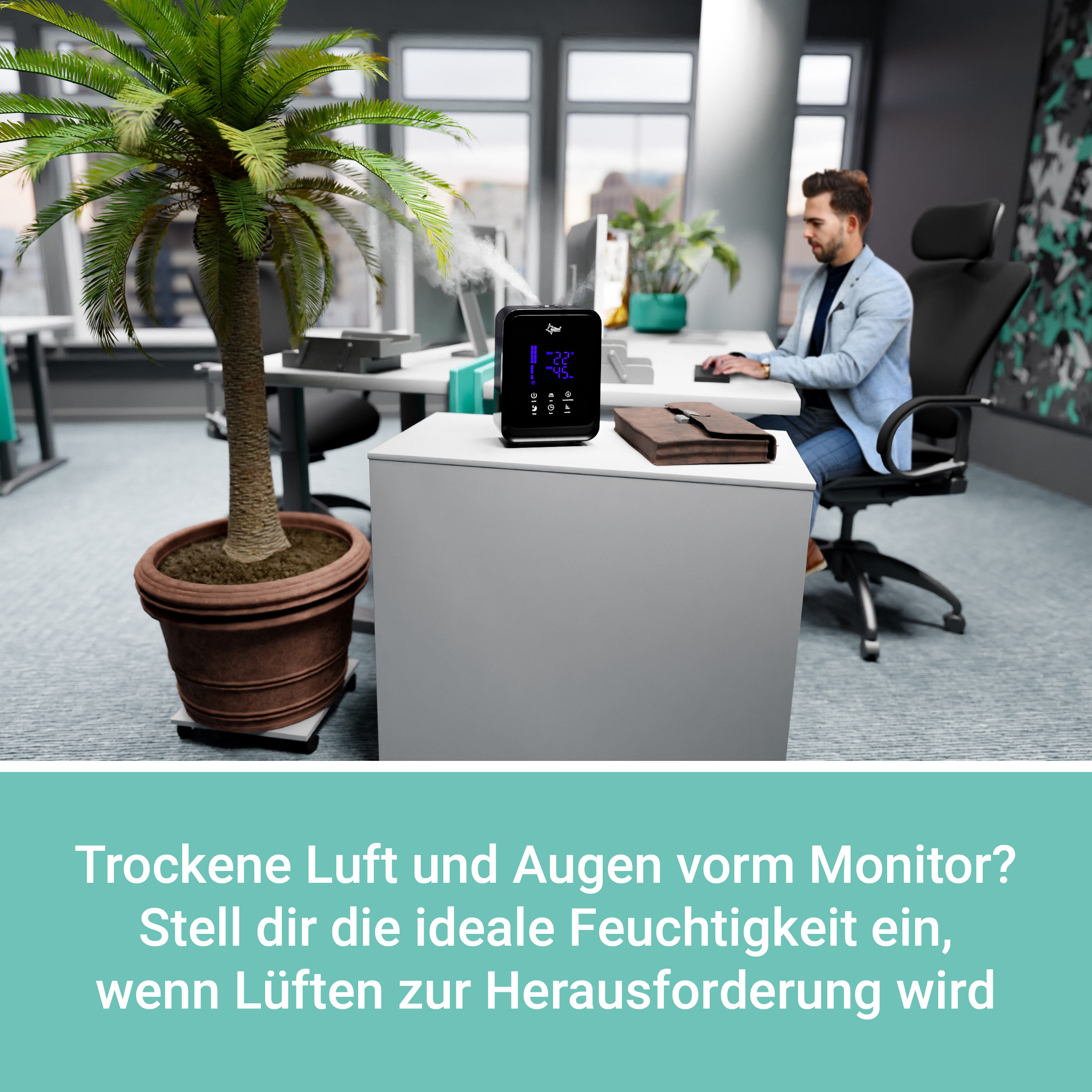Mann im Büro mit Palme, Schreibtisch und Luftreiniger.