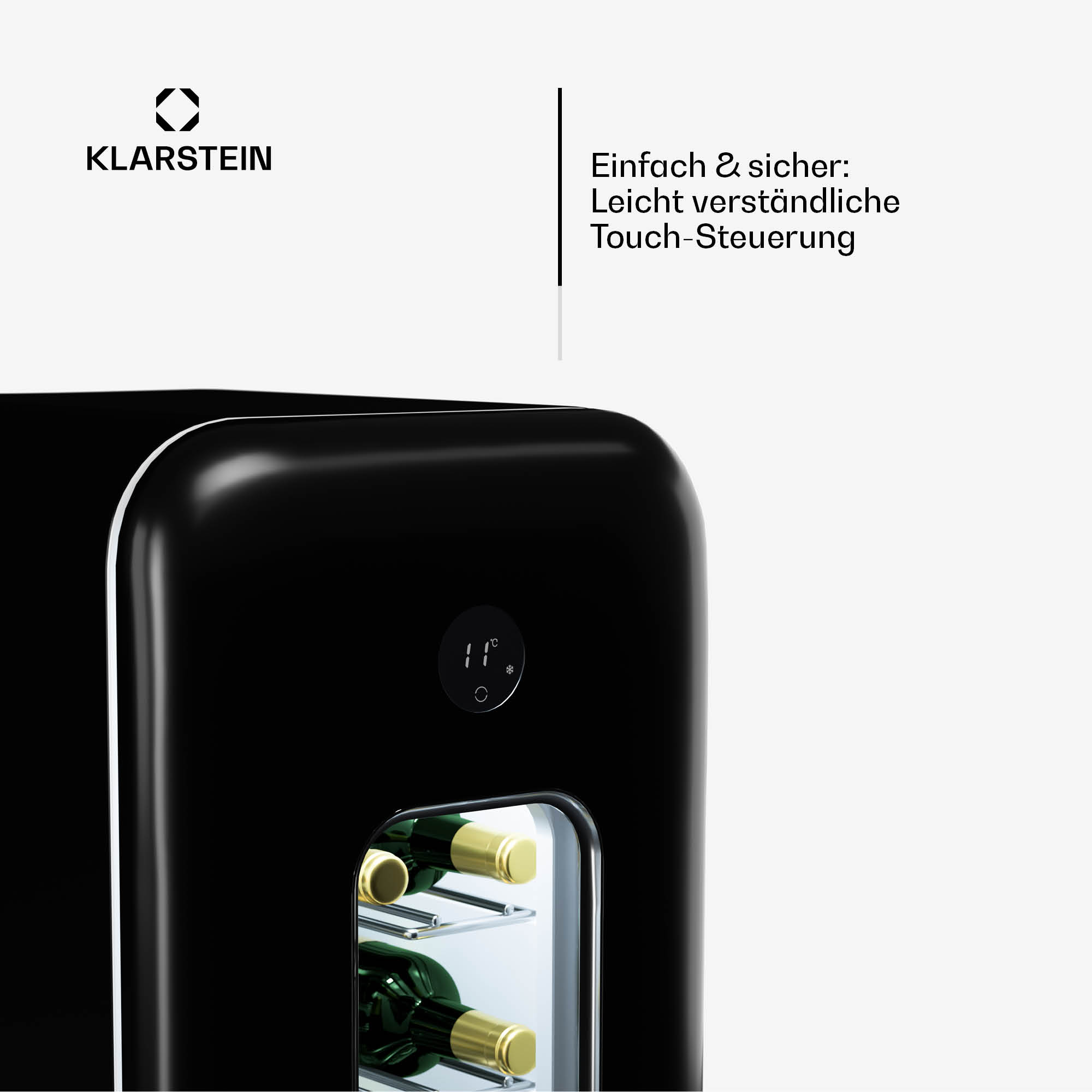 Primo piano di un frigorifero per vini Klarstein nero con display digitale e bottiglie di vino visibili all'interno.