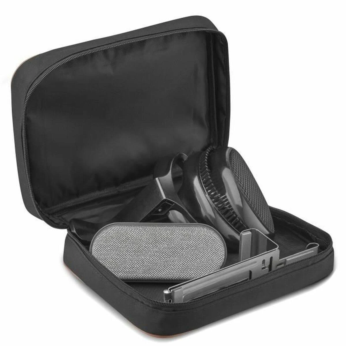 Schwarze Reisetasche offen mit Pflegeutensilien: Bürsten, Schermaschine und ein Pflege-Stein.