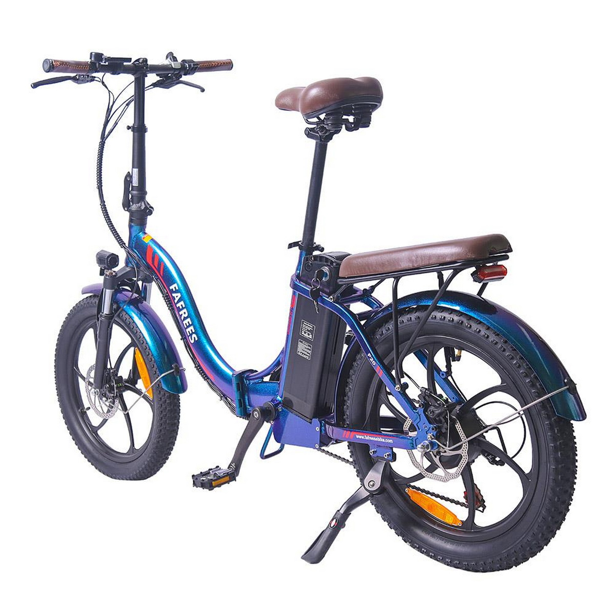 Blaues Elektrofahrrad mit schwarzen Reifen und braunem Sitz, vor weißem Hintergrund.