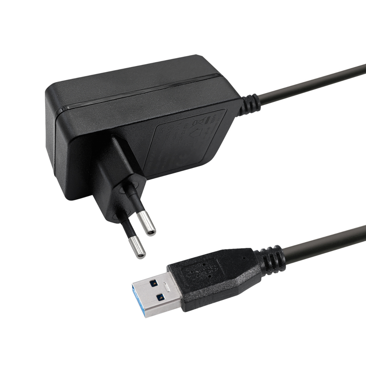 Schwarzes Netzteil mit europäischem Stecker und USB-Kabel, isoliert auf Weiß.