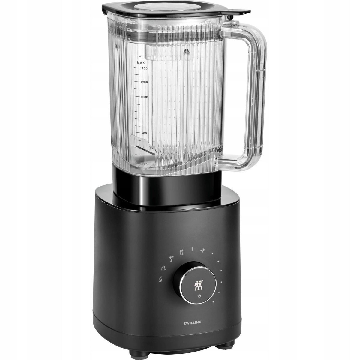 Ein schwarzer Mixer mit einem durchsichtigen Glasbehälter mit Messungen und Griff oben und einem schwarzen Sockel.