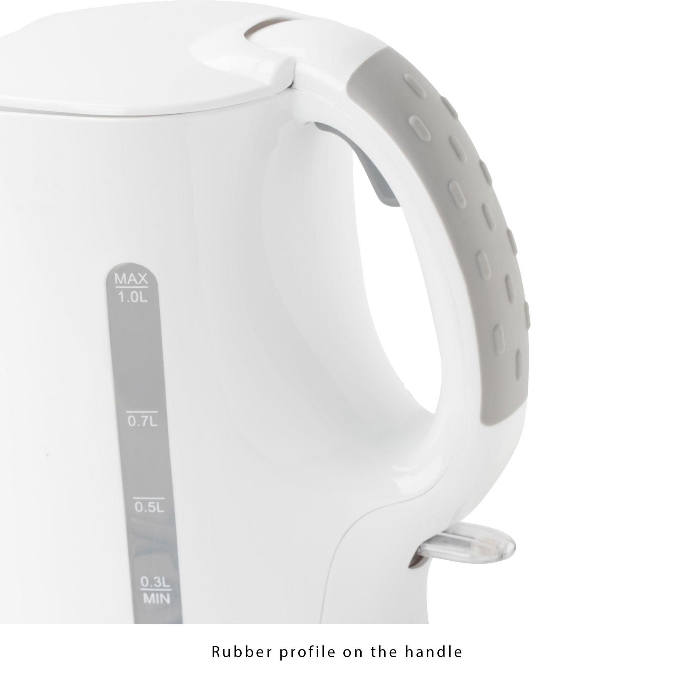 Biały czajnik elektryczny z szarym uchwytem i oznaczeniami poziomu wody. Tło jest białe.
