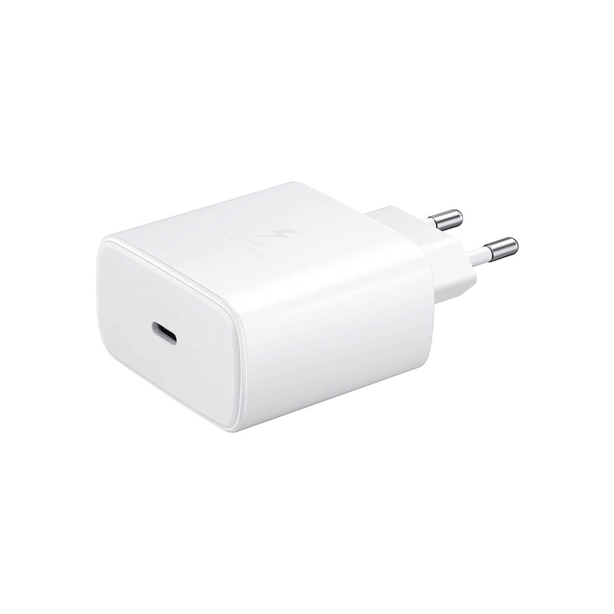 Cargador USB-C blanco con enchufe, en ángulo sobre fondo blanco.
