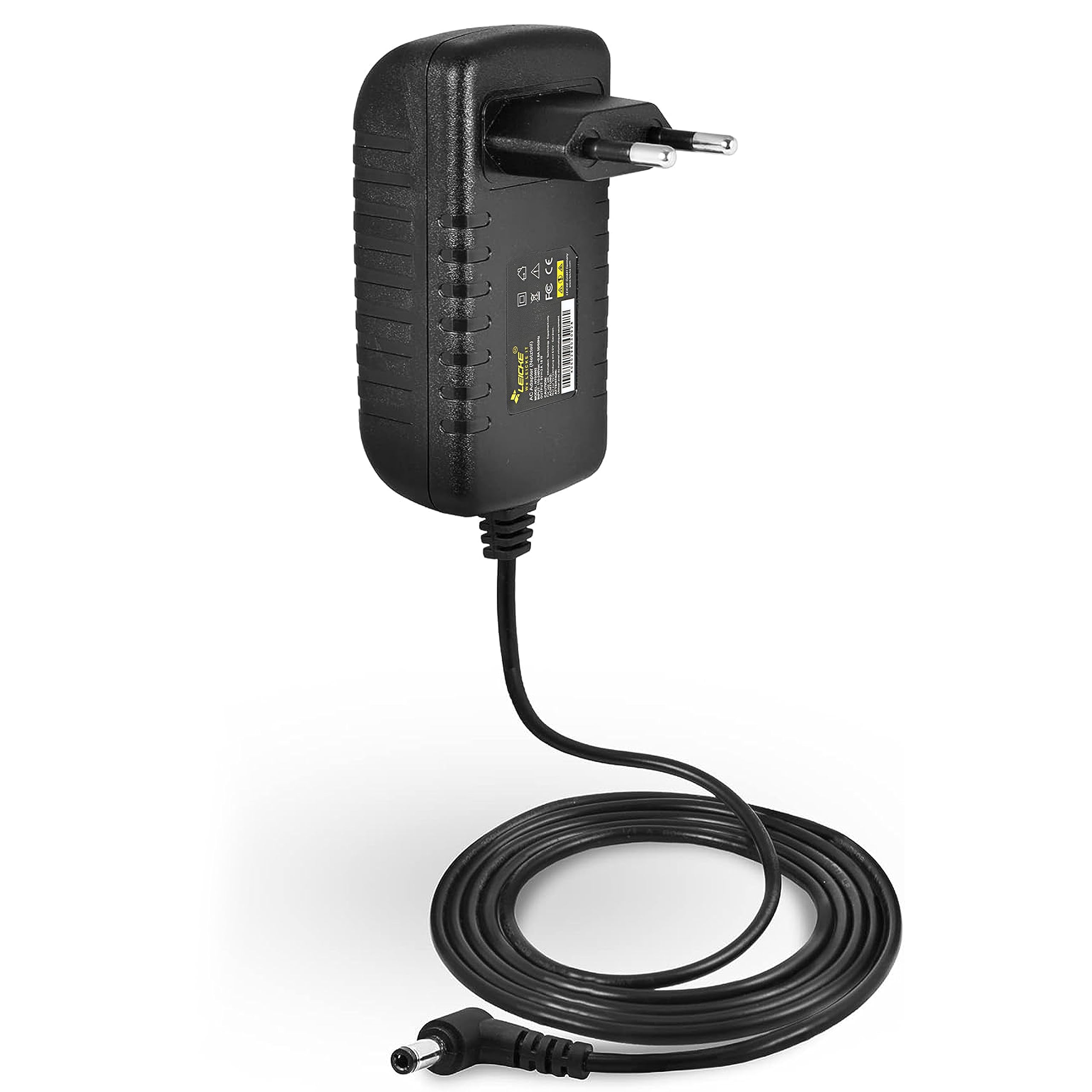 Schwarzes Netzteil mit Kabel. Adapter und Kabel auf weißem Hintergrund.